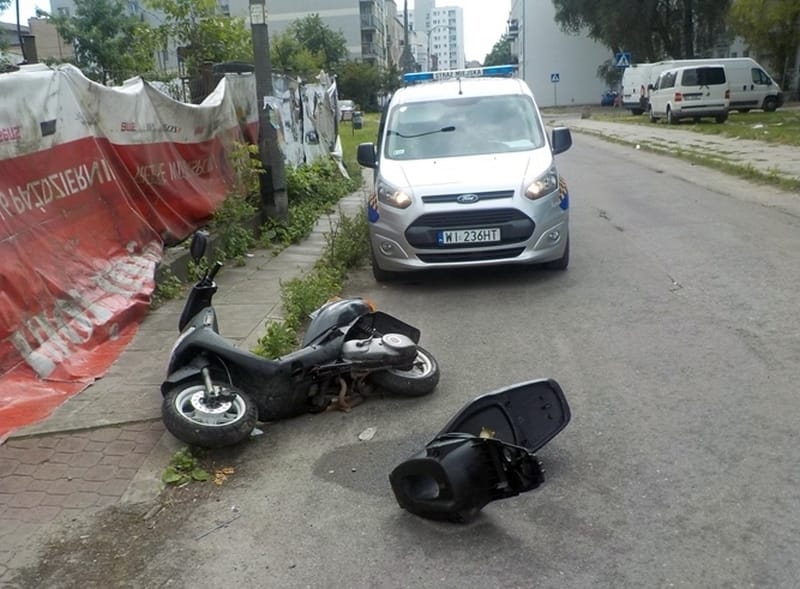 Uszkodzony skuter po wypadku, radiowóz na miejscu zdarzenia. WI 236HT