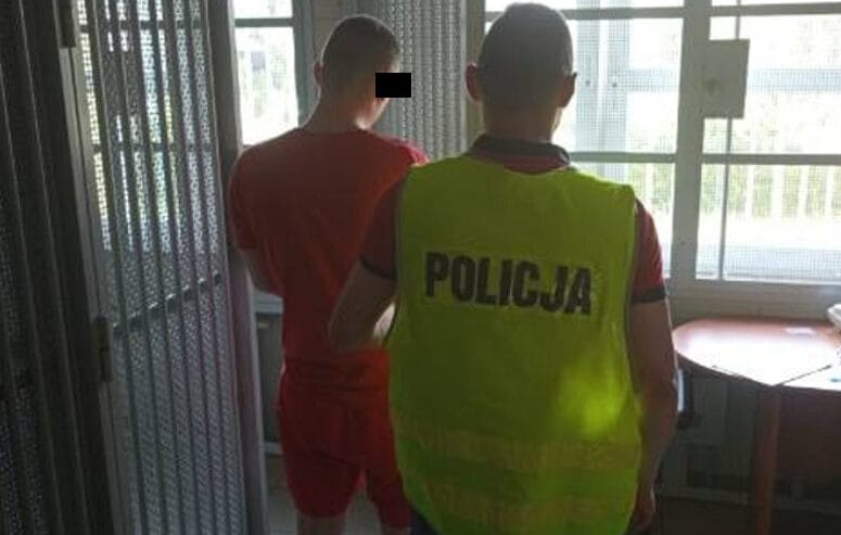 Policjant aresztujący podejrzanego w celi więziennej. POLICJA