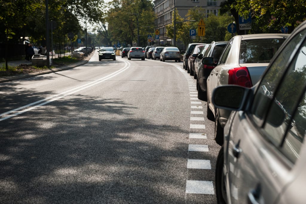 Samochody zaparkowane wzdłuż ulicy miejskiej, parkowanie równoległe