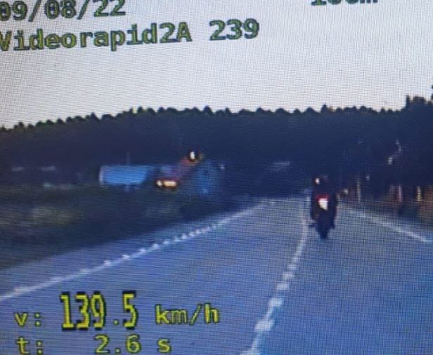 Fotoradar uchwycił motocyklistę przekraczającego prędkość 139,5 km/h.