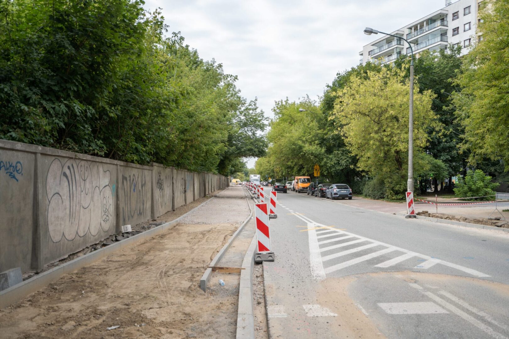 Budowa drogi, nowa ścieżka rowerowa i pachołki drogowe.
