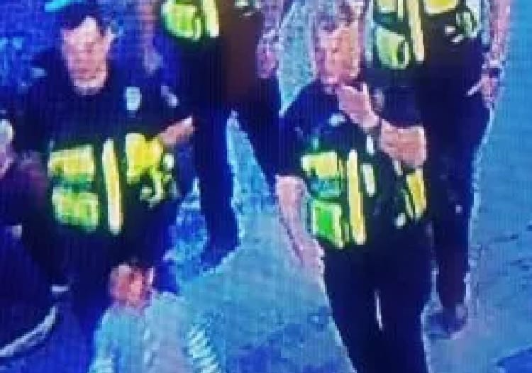 Grupa policjantów w mundurach