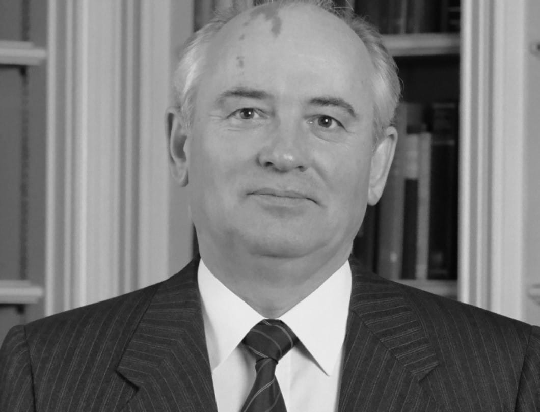 Zdjęcie głowy sir Michaela Scholara, byłego ambasadora Wielkiej Brytanii