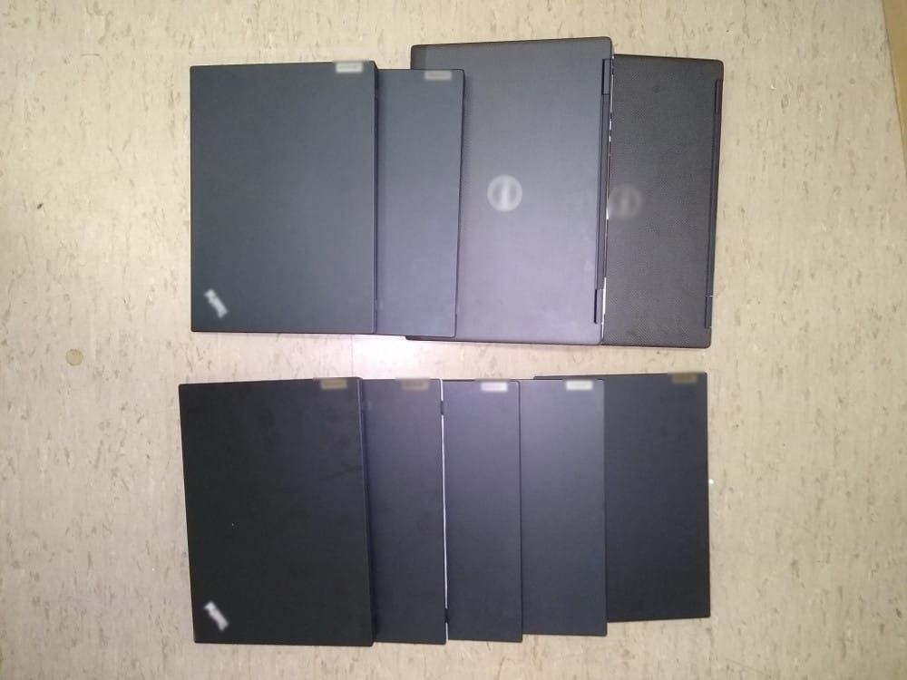 Stos zamkniętych czarnych laptopów Lenovo