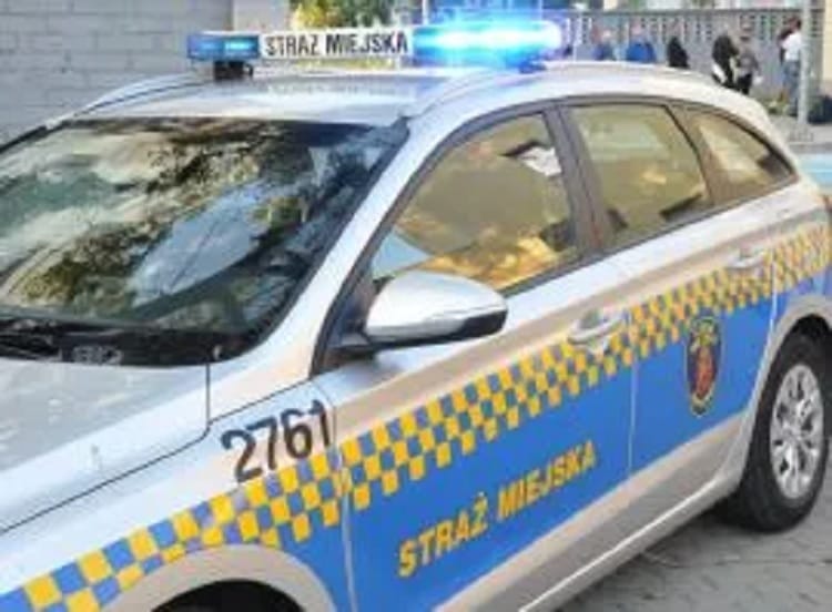 Radiowóz Straży Miejskiej nr 2761, zaparkowany na ulicy Miejskiej.