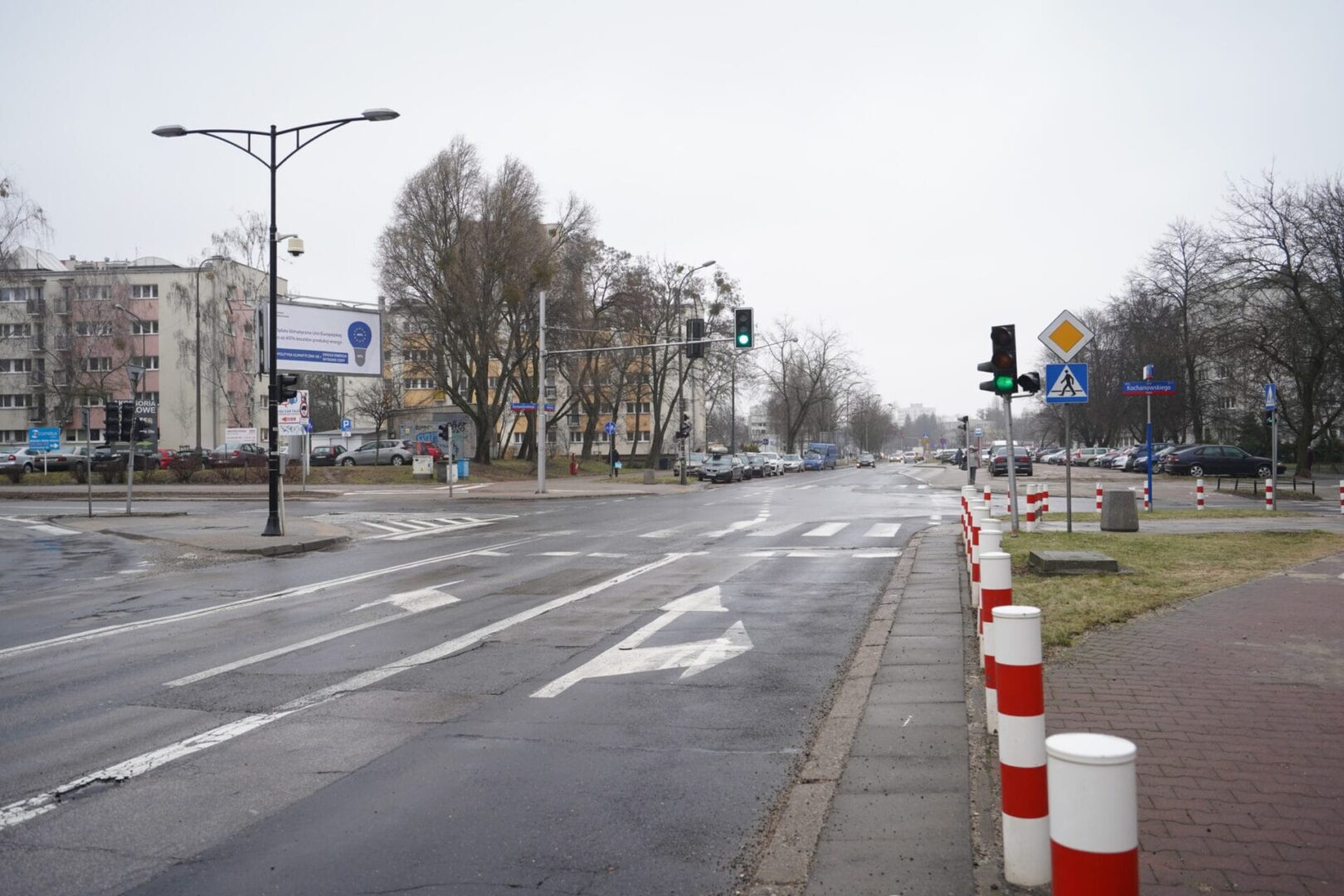 Puste skrzyżowanie ulic miejskich z sygnalizacją świetlną i przejściem dla pieszych.