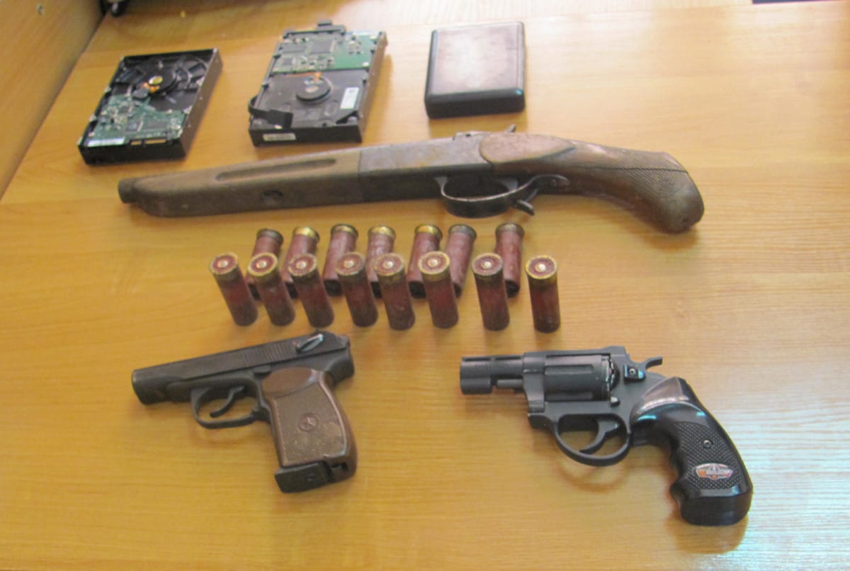 Zarekwirowano broń palną, amunicję i dyski twarde. Nielegalna broń i dowody.