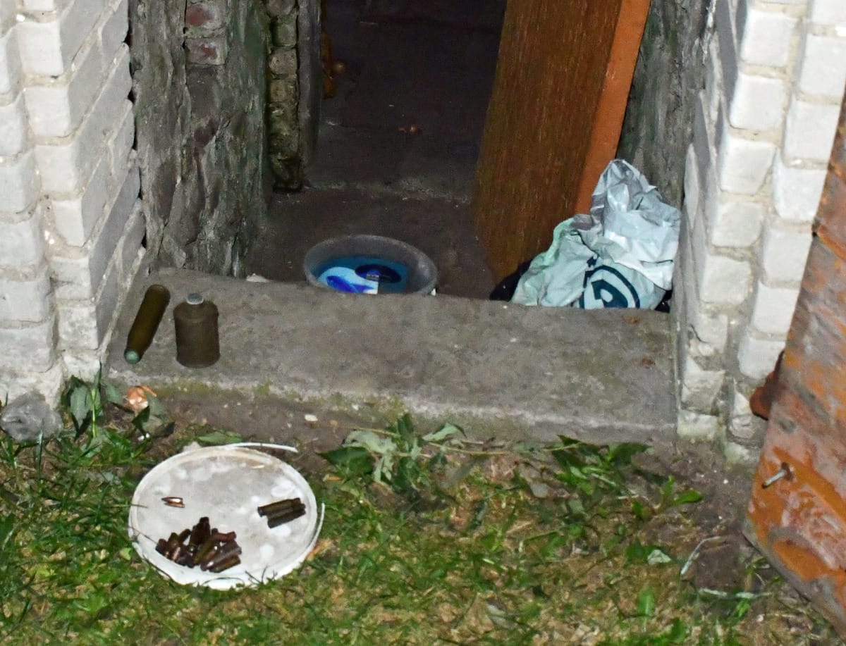 Amunicja i pojemniki znalezione w piwnicy. Badanie miejsca zbrodni.