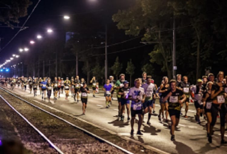 Nocni maratończycy na ulicach miasta