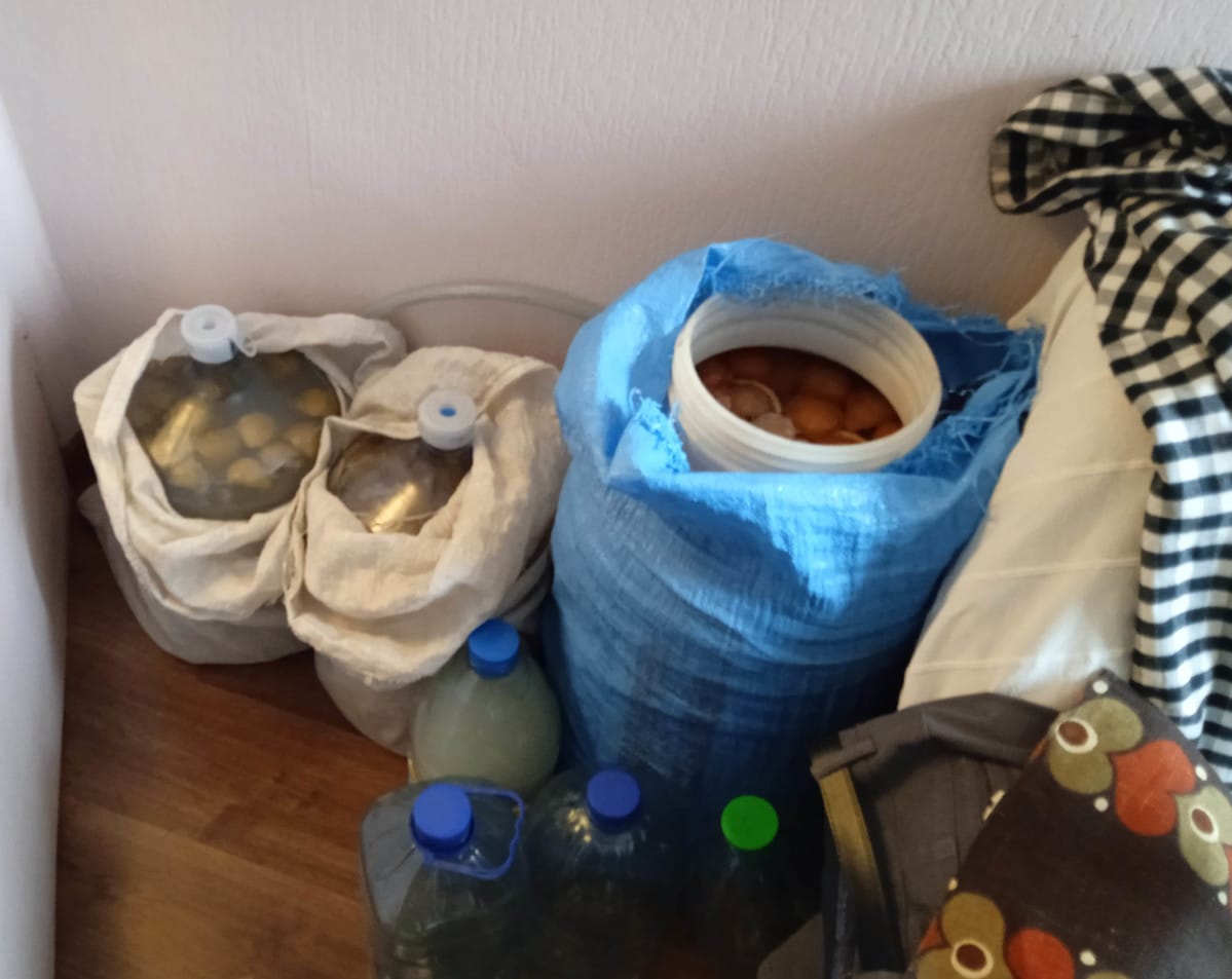 Fermentowana żywność w torebkach i słoikach, a także butelki z płynem.