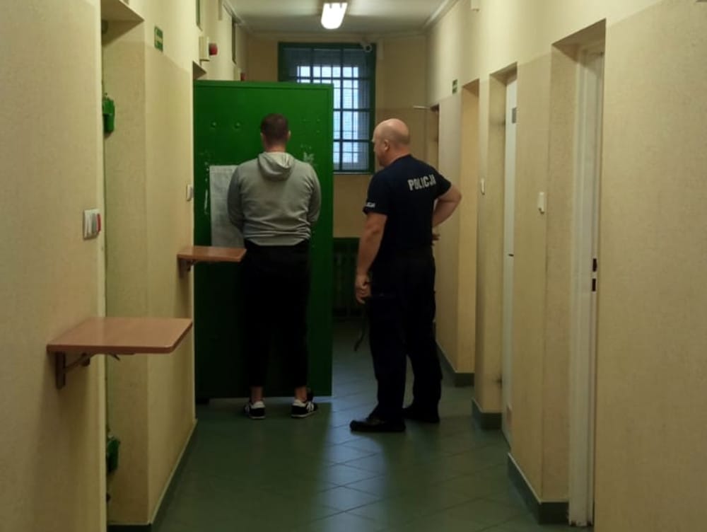 Policjant i zatrzymany na korytarzu więziennym