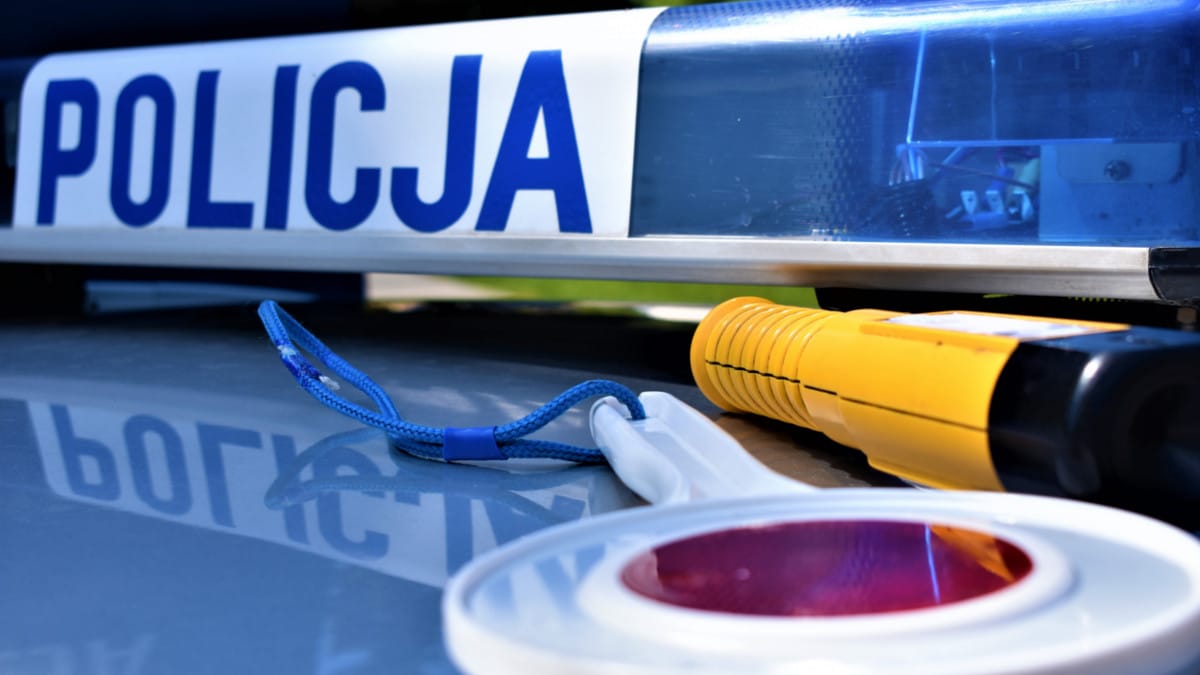 Polski radiowóz z alkomatem i sprzętem do kontroli ruchu drogowego