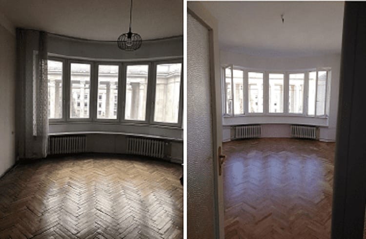 Przed i po: Odnowiona podłoga z twardego drewna w pokoju z oknami wykuszowymi.