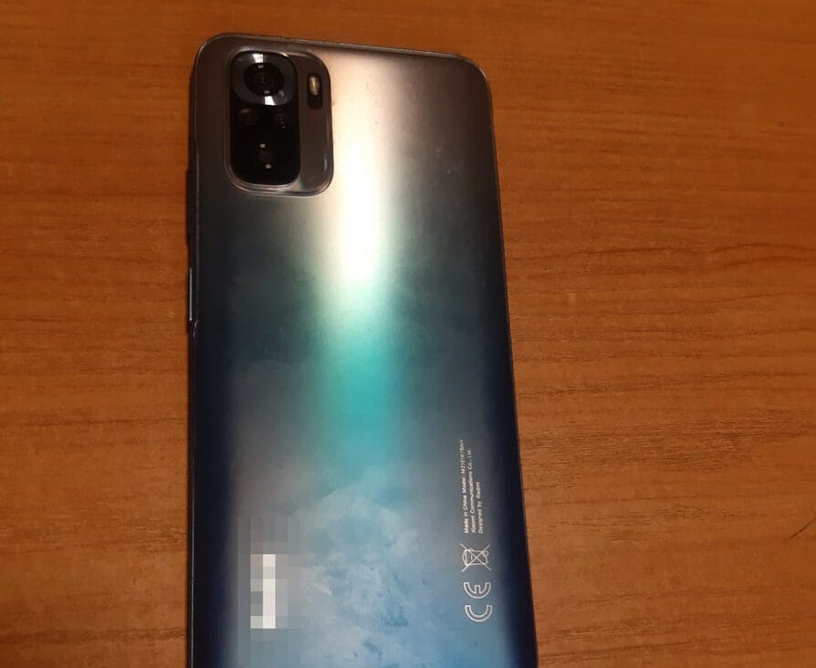 Widok z tyłu turkusowego smartfona Xiaomi Poco X3 Pro