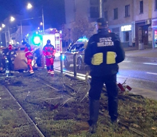 Służby ratownicze na miejscu wypadku tramwajowego. „Straż Miejska” widoczny na mundurze oficera.