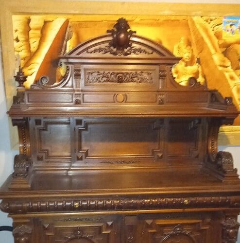 Ozdobny, zabytkowy drewniany bufet z rzeźbionymi detalami