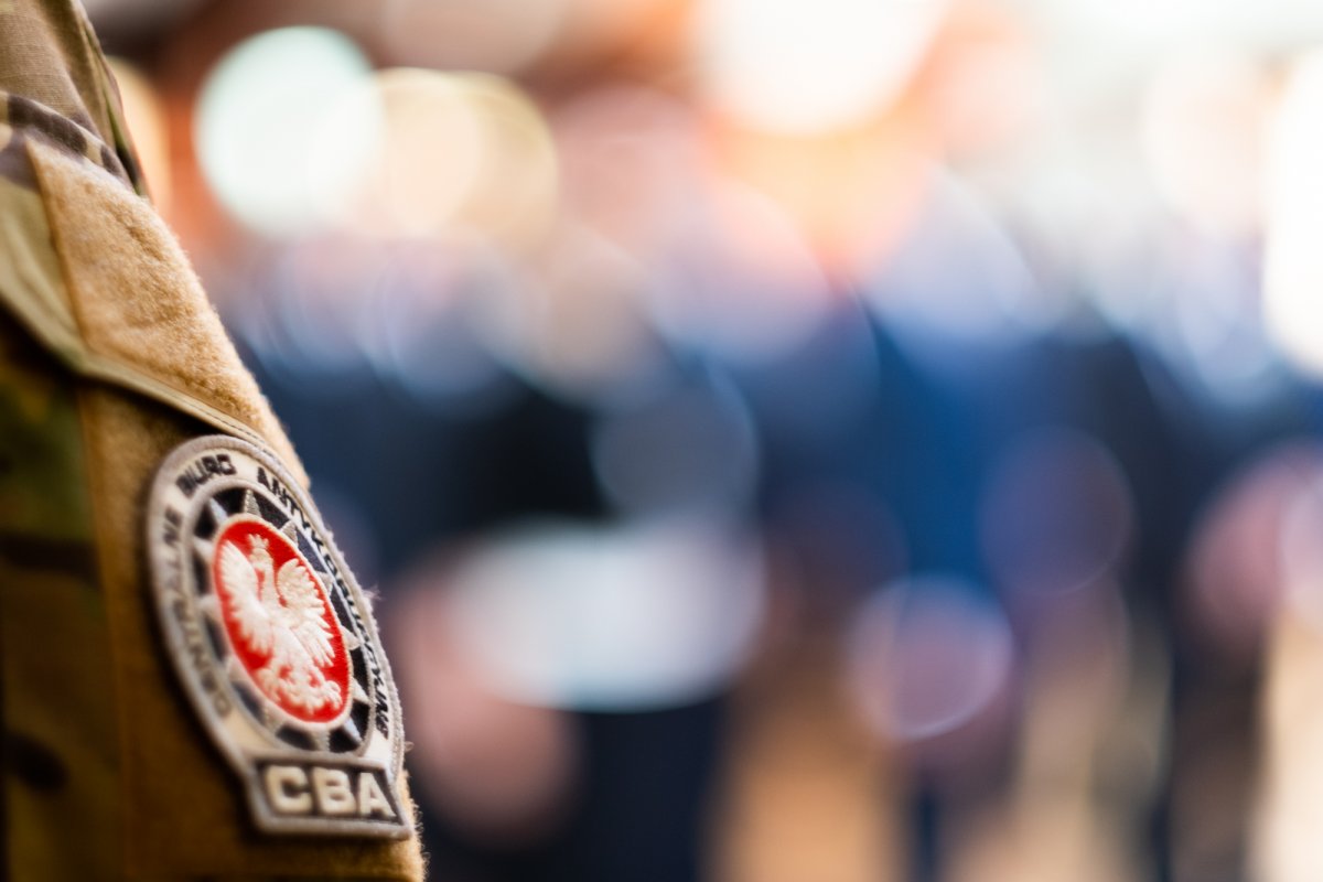 Zbliżenie naszywki mundurowej funkcjonariusza Centralnego Biura Antykorupcyjnego (CBA).