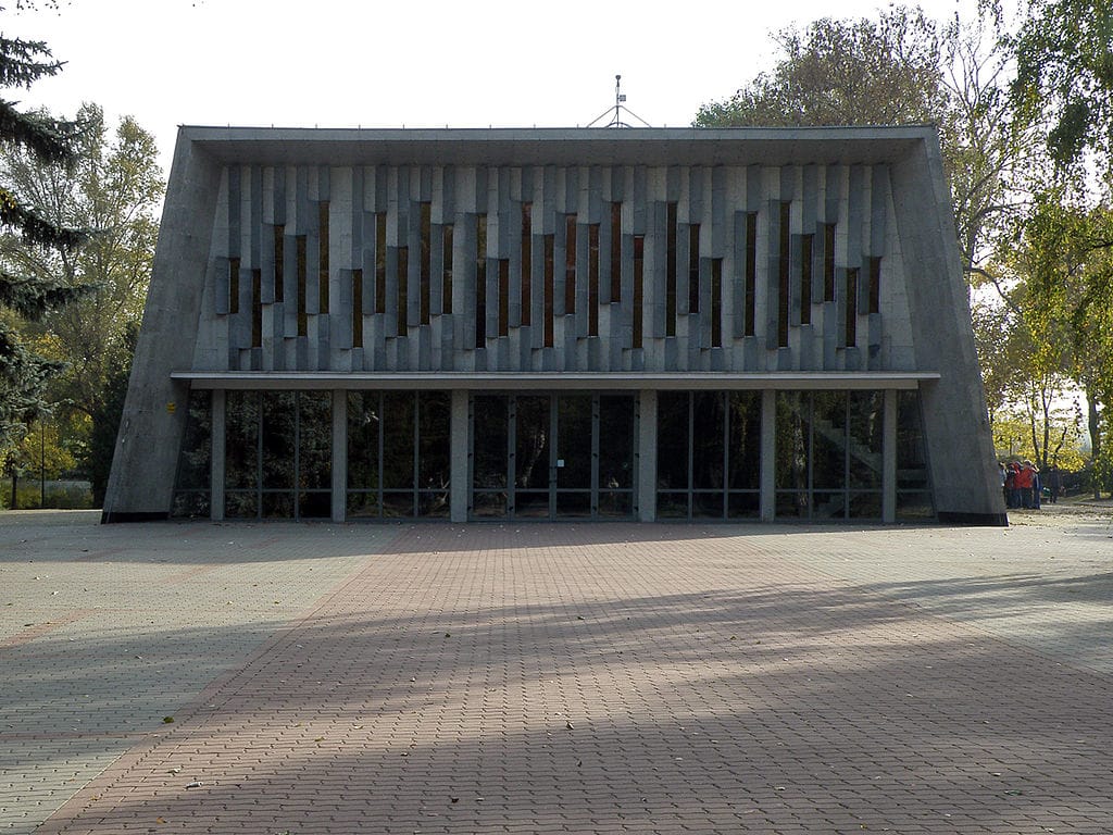 Modernistyczny, betonowy budynek w Polsce, prezentujący architekturę z połowy XX wieku.