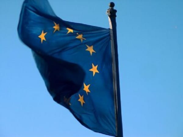 Flaga Unii Europejskiej powiewająca na wietrze