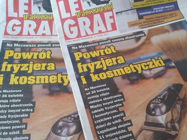 Nagłówek w polskiej gazecie: „Powrót fryzjera i kosmetyczki”, zapowiadający ponowne otwarcie salonów fryzjerskich i kosmetycznych.