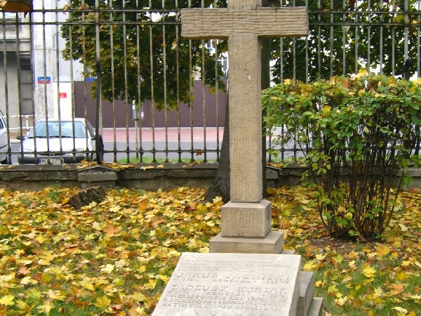 Kamienny krzyż nagrobny dla Tadeusza Korsaka, polskiego generała, liście jesienne