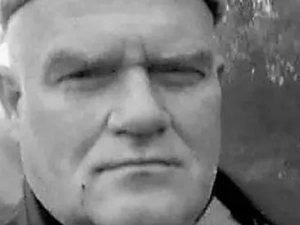 Czarno-biały portret twarzy mężczyzny z bliska.