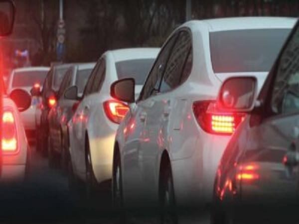 Korek na ulicy miasta, samochody stoją zderzak w zderzak.