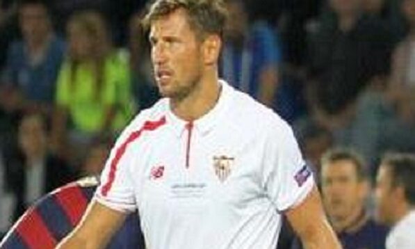 José Antonio Reyes, były piłkarz Sevilli FC, w białej koszulce treningowej Sevilli.