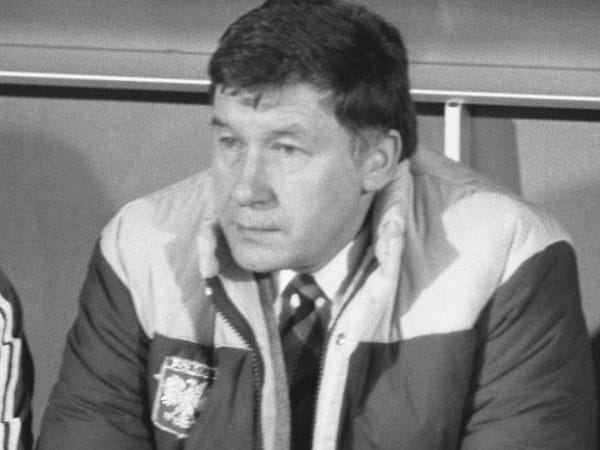 Czarno-białe zdjęcie polskiego trenera piłkarskiego Wojciecha Łazarka