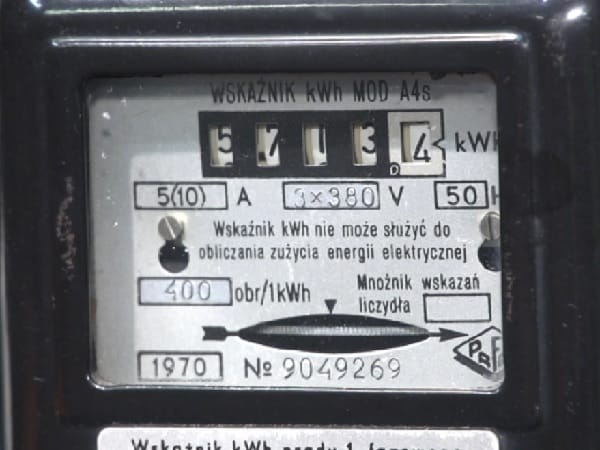 Stary polski licznik energii elektrycznej, model A4s, wskazujący 5174 kWh. Numer 9049269.