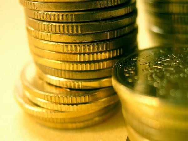 Stosy złotych monet z bliska
