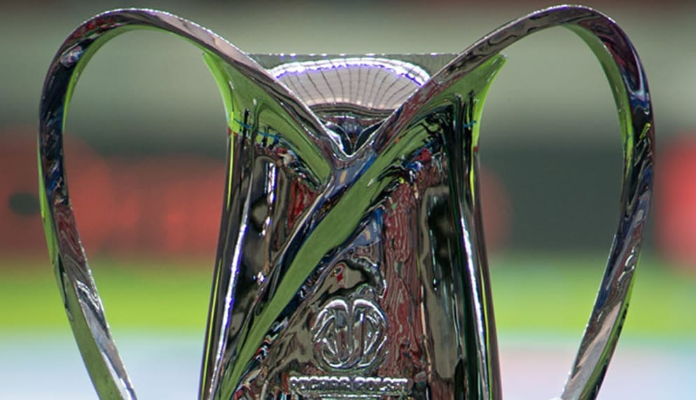 Zbliżenie na trofeum Ligi Europejskiej UEFA.