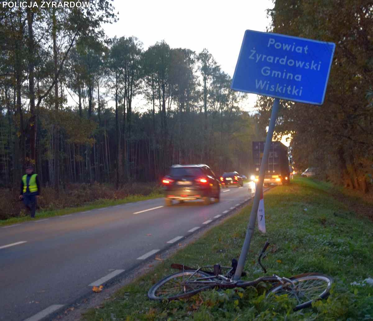 Uszkodzony rower w pobliżu znaku drogowego wskazującego Powiat Żyrardowski, Gmina Wiskitki. Scena wypadku.