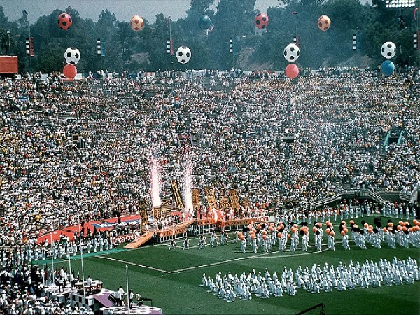 Ceremonia otwarcia Mistrzostw Świata FIFA 1994: wypełniony po brzegi stadion, artyści i gigantyczne piłki nożne.