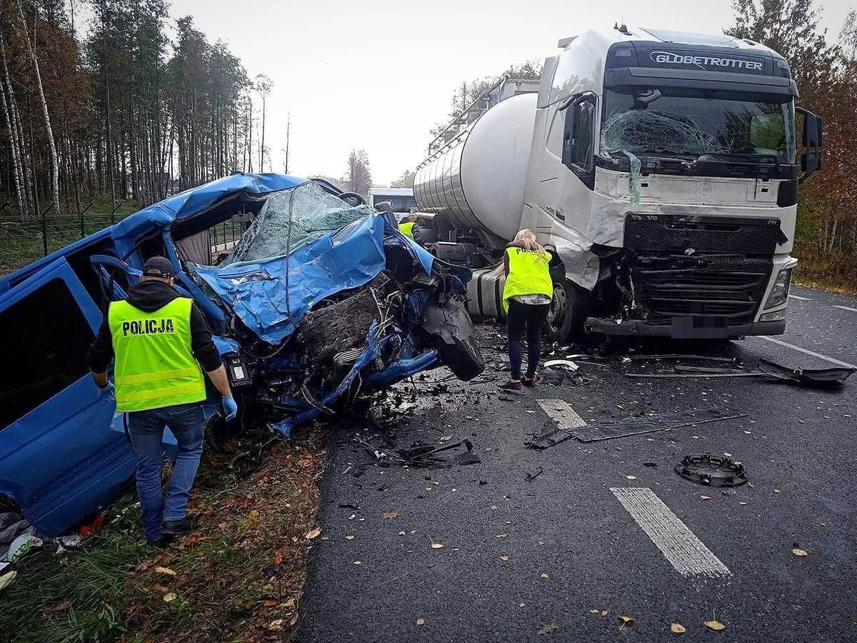 Skutki poważnego wypadku samochodowego z udziałem vana i ciężarówki. Policja bada miejsce zdarzenia.