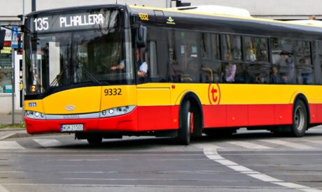 Czerwony i żółty autobus miejski nr 9332 na trasie 135 Pl. Hallera