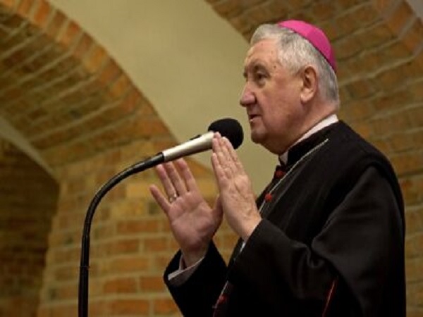 Biskup wygłaszający przemówienie do mikrofonu