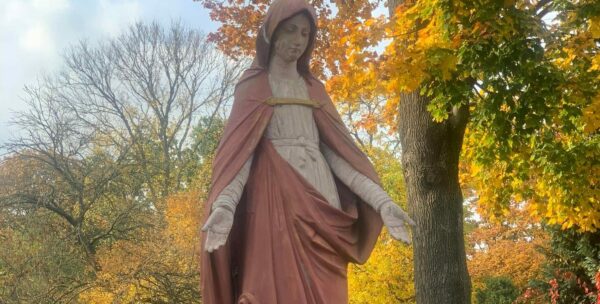 Statua Maryi, liście jesienne