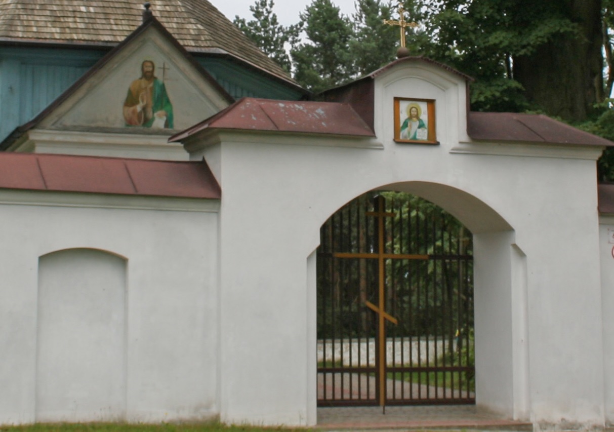 Brama cerkwi prawosławnej z ikoną Jezusa i krzyżem