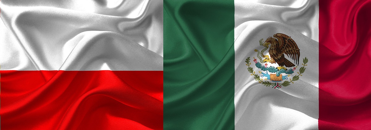 Rozwieszone flagi polskie i meksykańskie. Stosunki Meksyk-Polska.