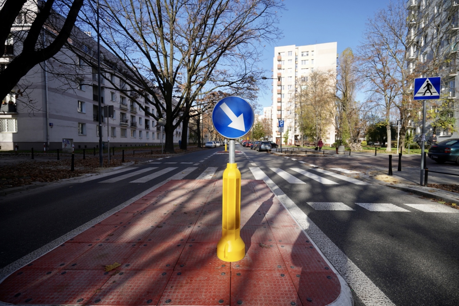 Przejście dla pieszych ze strzałką kierunkową i wyczuwalną nawierzchnią.