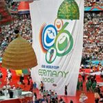 Ceremonia otwarcia Mistrzostw Świata FIFA Niemcy 2006 z dużymi kukłami i flagami.
