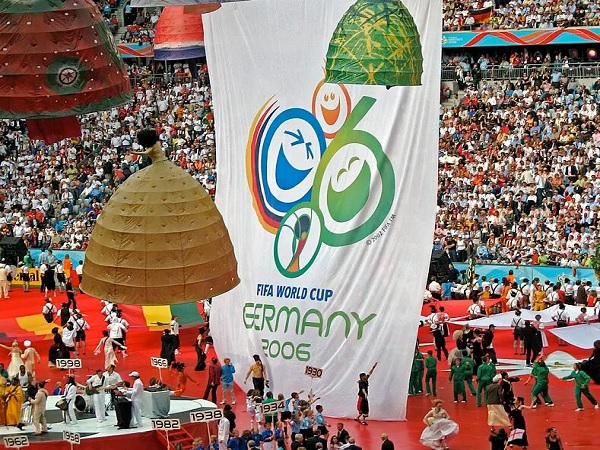 Ceremonia otwarcia Mistrzostw Świata FIFA Niemcy 2006 z dużymi kukłami i flagami.