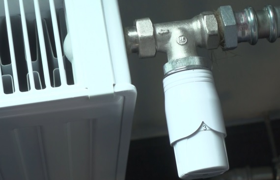 Zbliżenie zaworu termostatu grzejnika, widoczna jest cyfra 3.