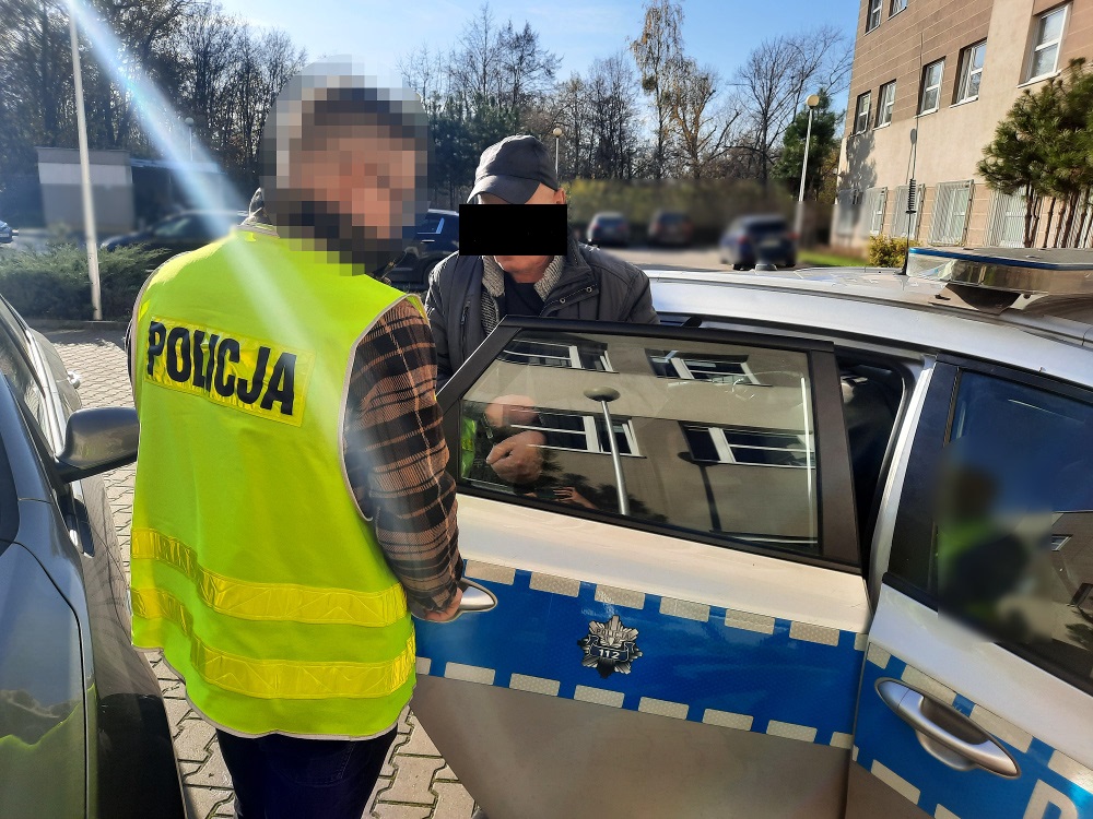 Policjant z Policji przeprowadzający kontrolę drogową