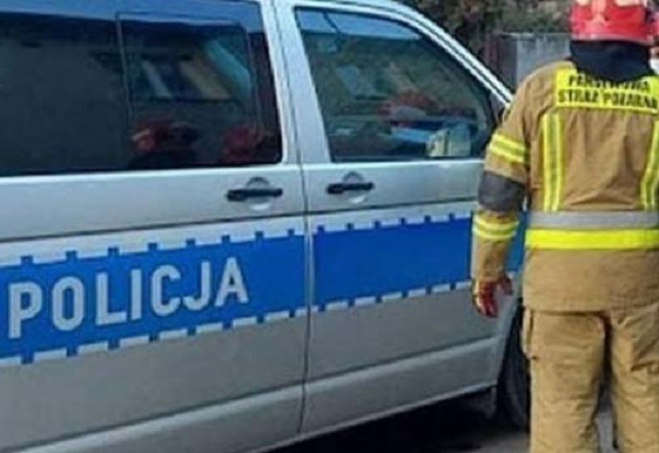 Polski samochód policyjny i strażak na miejscu zdarzenia