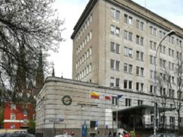 Widok zewnętrzny budynku Ministerstwa Spraw Zagranicznych w Warszawie.