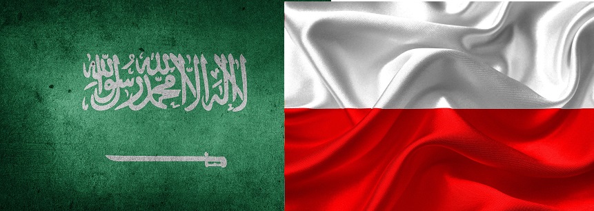 Flagi Arabii Saudyjskiej i Polski obok siebie. Flaga Arabii Saudyjskiej przedstawia Szahadę i miecz; flaga Polski przedstawia jej czerwone i białe pasy.