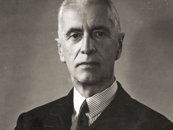 Czarno-biały portret Wilhelma Canarisa, niemieckiego admirała.