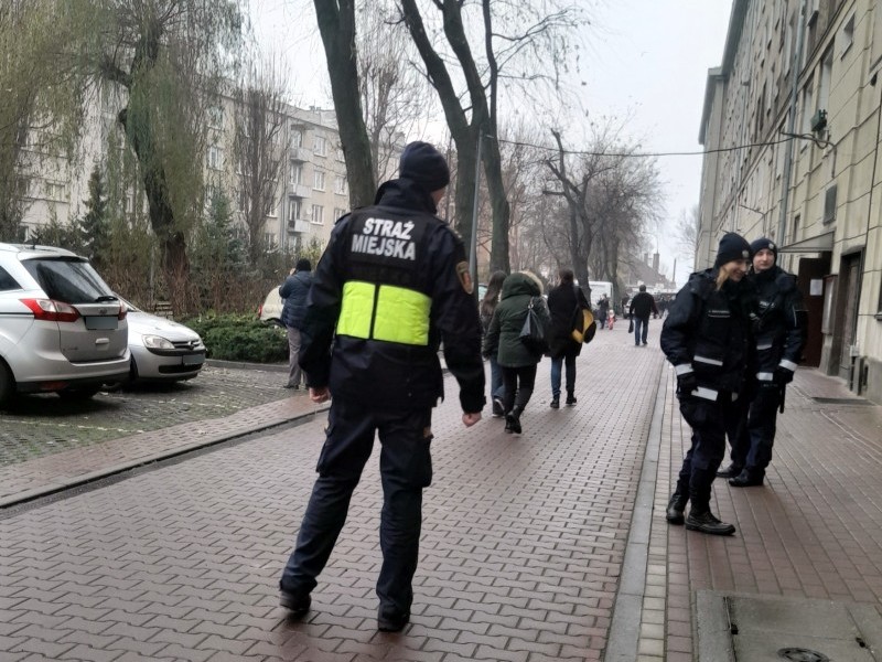 Strażnicy miejscy patrolują ulice miasta